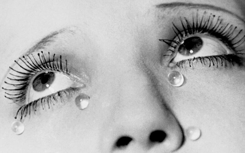 A fotografia "As lágrimas" ("Les larmes"), foi clicada em 1930 por Man Ray, para uma publicidade de maquiagem.