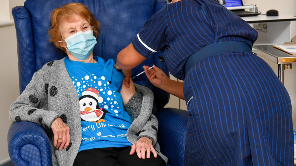 Margaret Keenan, 90 ans, première personne vaccinée contre le Covid-19, au Royaume-Uni.