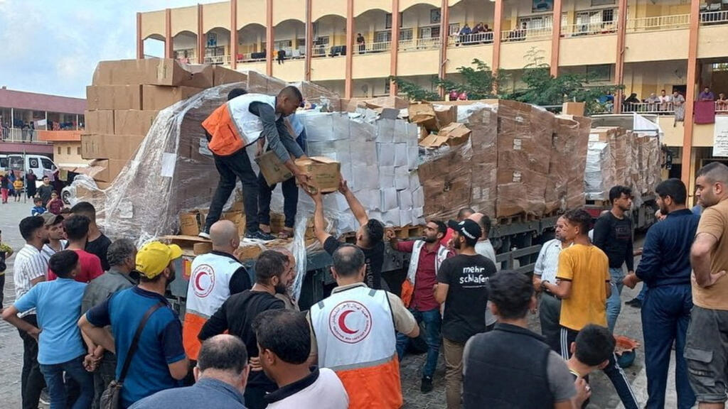 Membros do Crescente Vermelho distribuem ajuda para a população de Deir al-Balah, no centro da Faixa de Gaza. Foto divulgada em 25/10/2023.