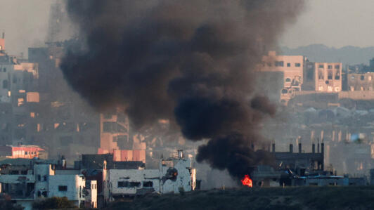 De la fumée s'élève d'un bâtiment en feu dans le nord de Gaza, vu depuis la frontière entre Israël et Gaza, le 23 mars 2025.