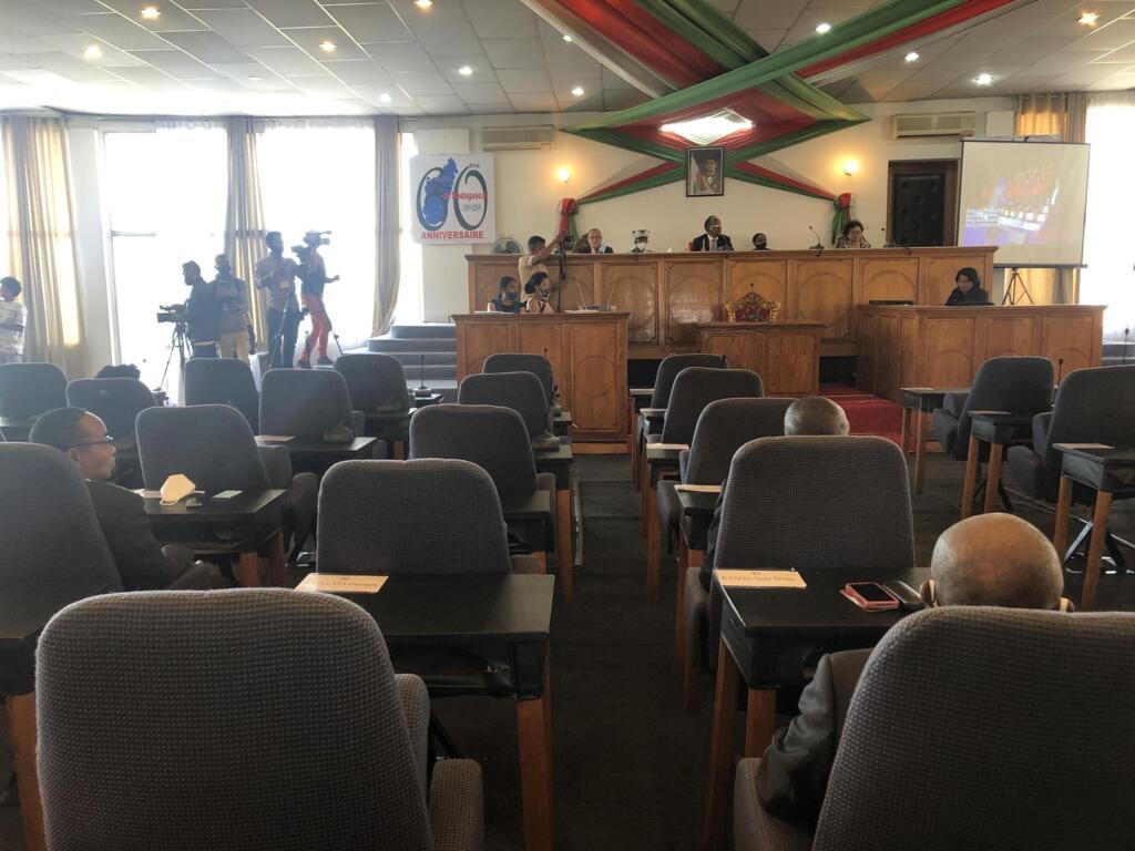 Madagascar, le 20 octobre 2020: seuls une dizaine de sénateurs étaient présents à l'ouverture de la session ordinaire du Sénat. Ces derniers dénoncent un blocage d'une partie de leur budget par...