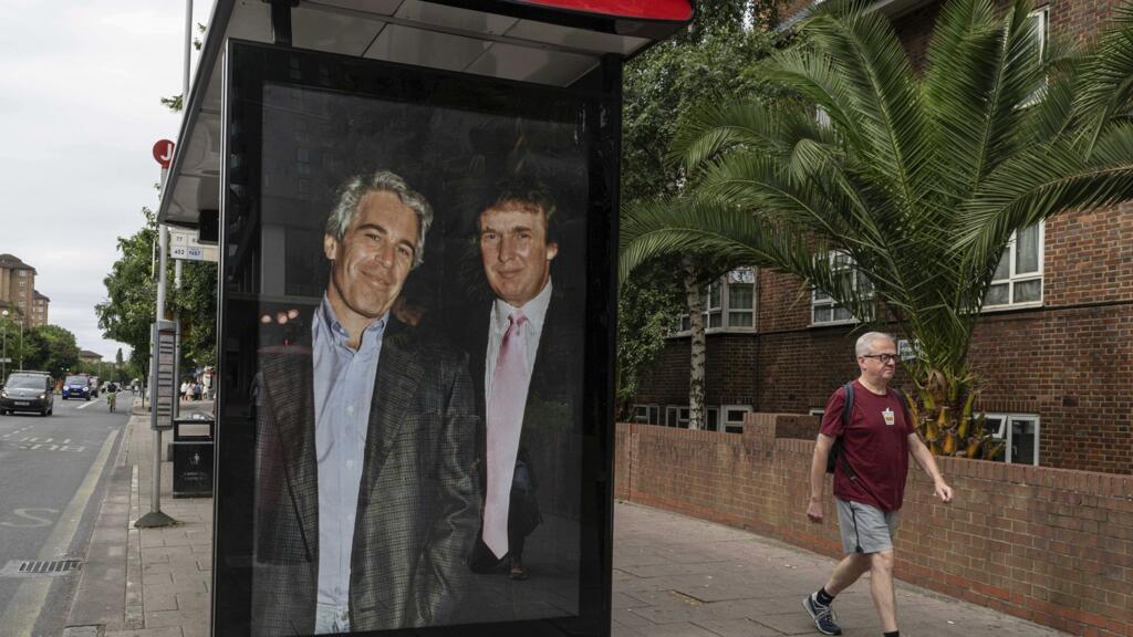 O fotografie în care Trump apare lângă infractorul sexual Jeffrey Epstein afișată în apropierea Ambasadei SUA la Londra, 17 iulie 2025.