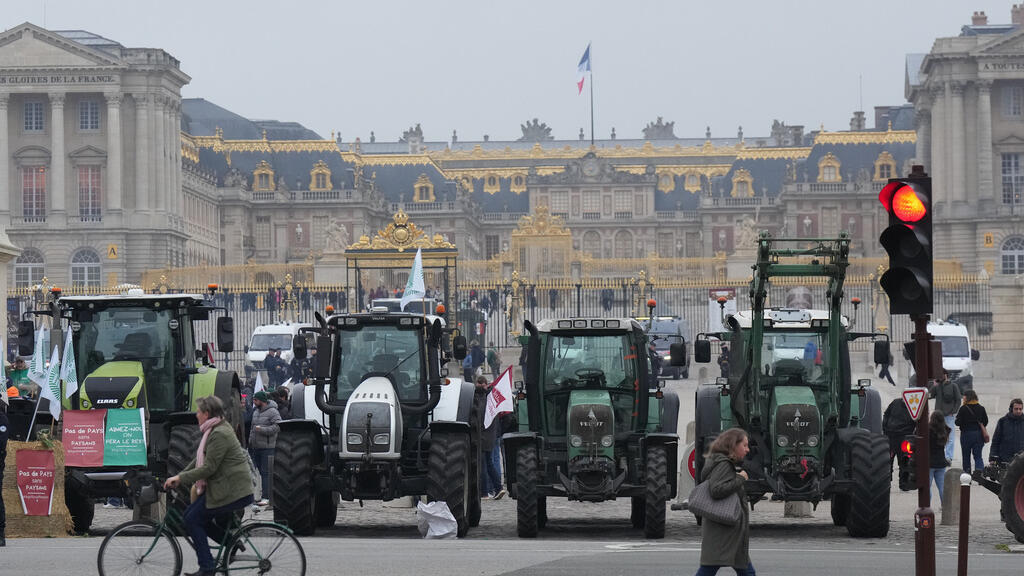Ảnh tư liệu: Nông dân Pháp biểu tình phong tỏa Lâu đài Versailles, ngoại ô Paris, để phản đối thỏa thuận thương mại EU-Mercosur, ngày 26/09/2025.