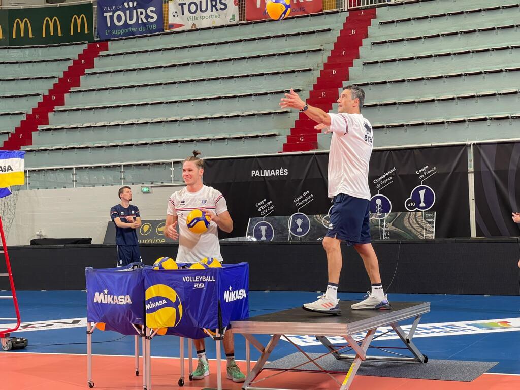 O técnico Marcelo Fronckowiak durante treino do Tours