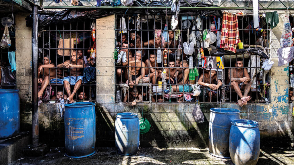 Presos em uma cela que fica em uma área dita com "medidas excepcionais" no Centro penitenciário de Quezaltepeque