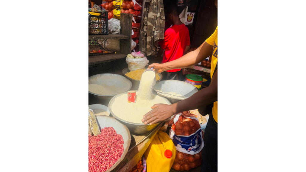 Un étal de fonio au marché de Coyah en Guinée.