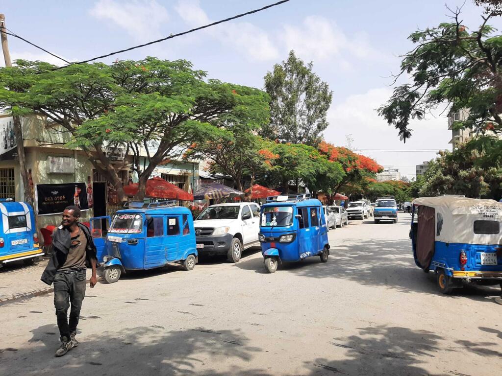 Dans les rues de Mekele, la vie revient peu à peu, bien que la situation sociale soit toujours difficile.