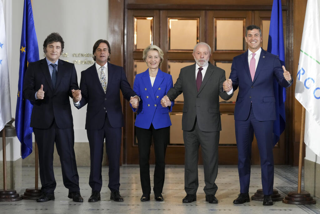 A presidente da Comissão Europeia, Ursula von der Leyen, entre os presidentes (da esq. para a dir.) Javier Milei, da Argentina, Luis Lacalle Pou, do Uruguai, Luiz Inácio Lula da Silva, do Brasil, e Santiago Pena, do Paraguai, após o anúncio da assinatura do acordo, durante reunião de cúpula do Mercosul em Montevidéu. (06/12/2024)