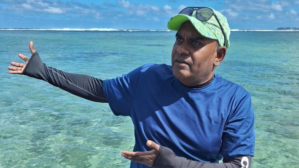 Bacha Gian Suraj, chercheur à l’Institut océanographique de l’île Maurice, montre le blanchissement du corail dans le lagon de la réserve Sainte Félix.