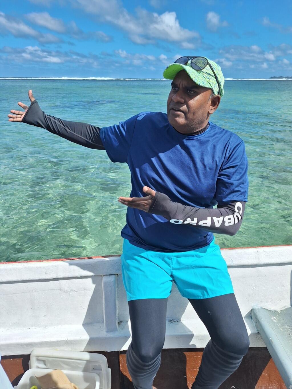 Bacha Gian Suraj, chercheur à l’Institut océanographique de l’île Maurice, montre le blanchissement du corail dans le lagon de la réserve Sainte Félix.
