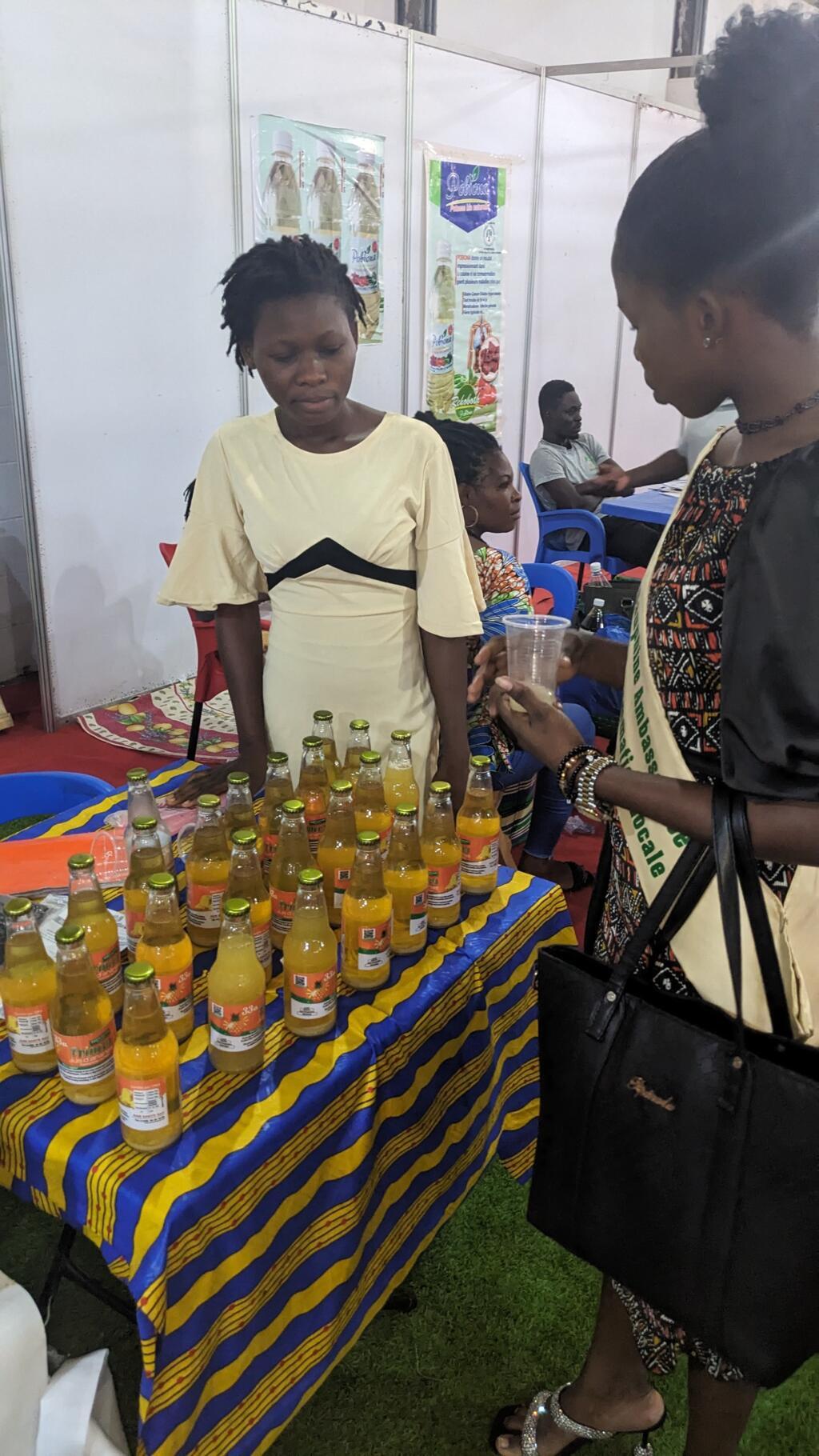 Stand de jus et nectar de fruits locaux.