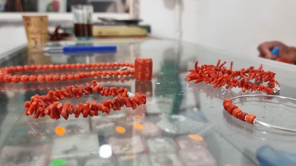 Des bijoux façonnés avec du corail de Tabarka.