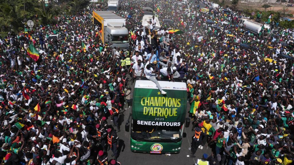 CAN-2025: des dizaines de milliers de Sénégalais survoltés fêtent le retour à Dakar de leurs Lions champions