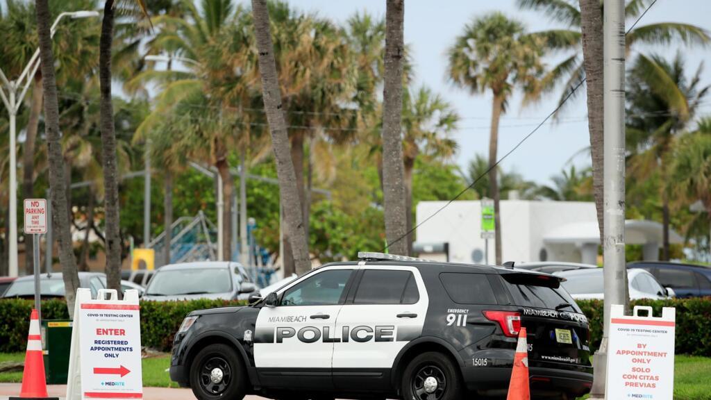 Un véhicule de police est stationnée près du bord de mer à Miami, le 5 avri 2020.