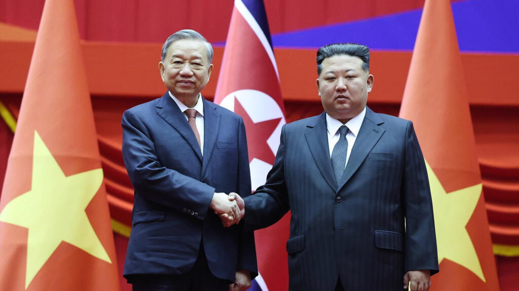 Lãnh đạo Bắc Triều Tiên Kim Jong tiếp đón trọng thể tổng bí thư đảng Cộng sản Việt Nam Tô Lâm, nhân chuyến thăm cấp nhà nước của ông đến Bình Nhưỡng ngày 09/10/2025.