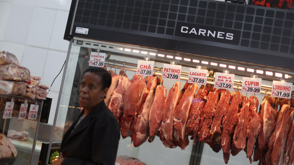 O Brasil registrou exportações recordes de carne fresca para os Estados Unidos recentemente, demonstrando que, com planejamento e ações pontuais, é possível manter uma participação relevante mesmo diante de custos mais altos.