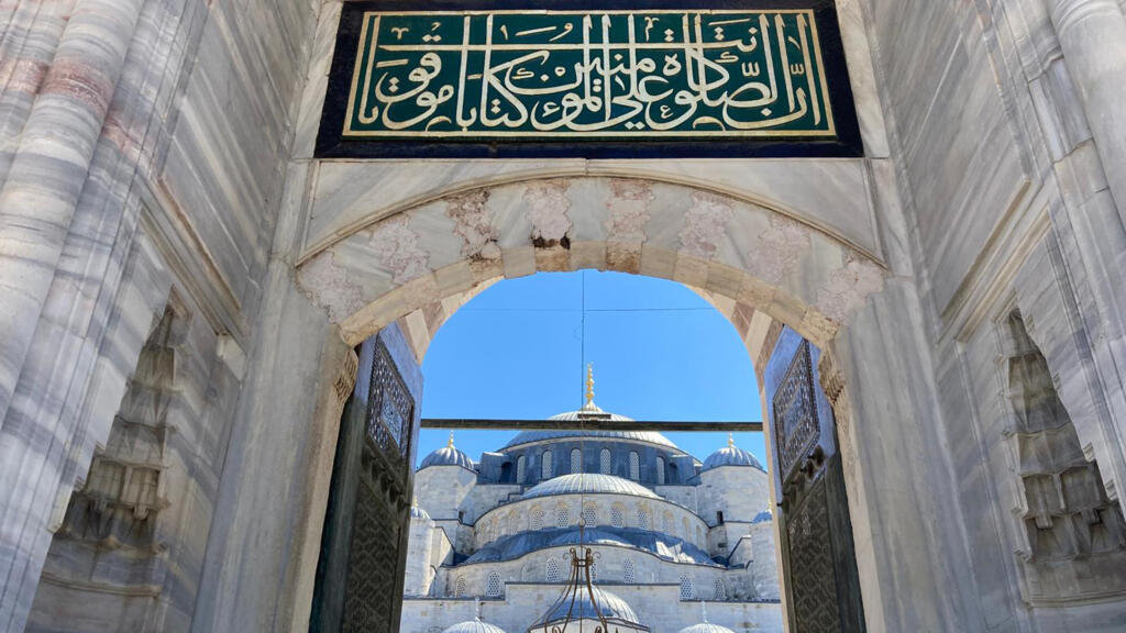 La mosquée de Sultanahmet (Mosquée Bleue) à Istanbul, où de nombreux musulmans sont venus se recueillir samedi 14 septembre 2024 pour célébrer le Mevlid, l’anniversaire de la naissance du Prophète.