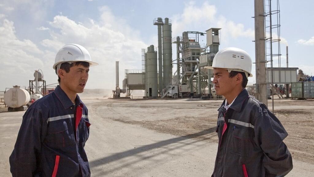 Muncitori la o fabrică de asfalt din Kazahstan, 2012