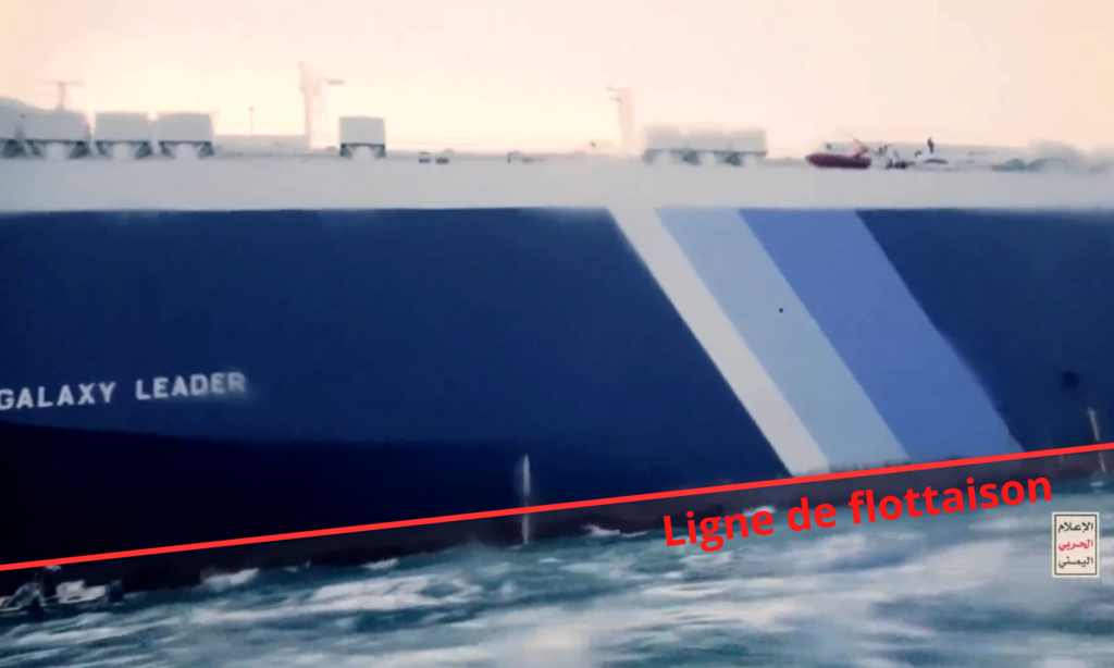 La ligne de flottaison est clairement visible, ce qui indique que le cargo est très peu chargé.
