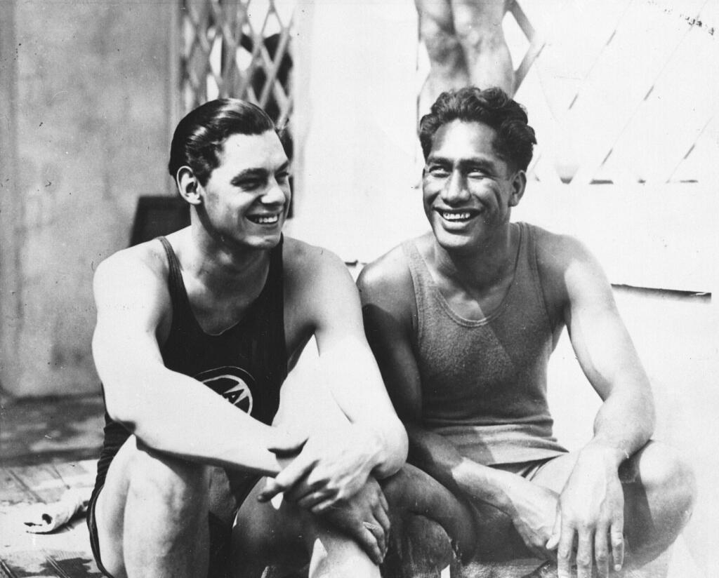 O nadador americano Johnny Weissmuller, à esquerda, e Duke Kahanamoku, durante os Jogos Olímpicos de Paris, em 1924