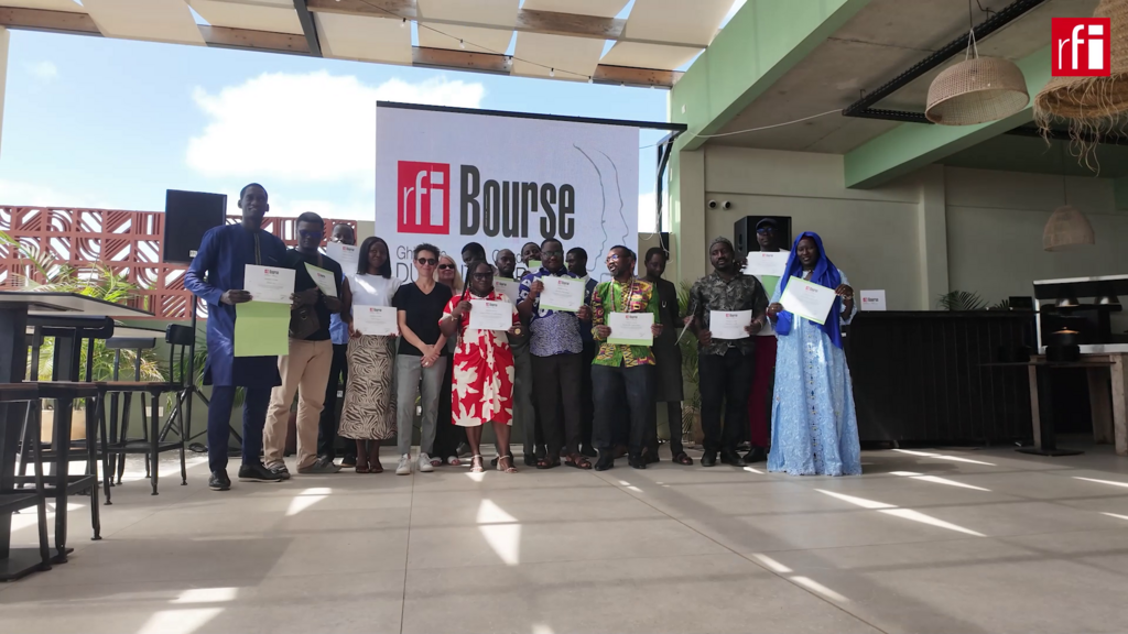 法广颁2025杜邦维尔隆奖学金 3 法广(RFI)/ 非洲 - 塞内加尔 :2025年第12届杜邦和维尔隆奖学金在达喀尔(Dakar)颁奖。
RFI / Afrique - Sénégal : la 12ème Edition de la Bourse Ghislaine Dupont et Claude Verlon 2025 à Dakar.