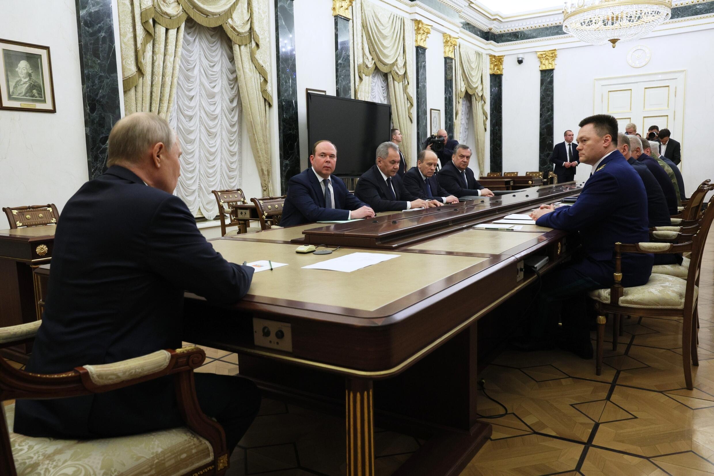 Vladimir Putin en reunión de trabajo con los principales responsables de seguridad rusos, en Moscú el 26 de junio de 2023 en la noche