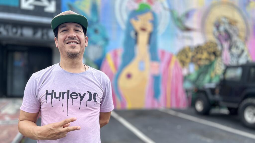 Le grapheur Luis Valle, artiste pionnier des Wynwood Walls, devant l’une de ses fresques.