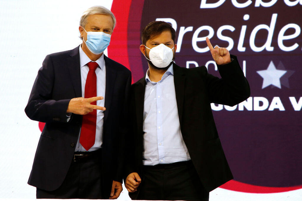 Os dois candidatos  Jose Antonio Kast et Gabriel Boric, em dez dezembro, no Chile