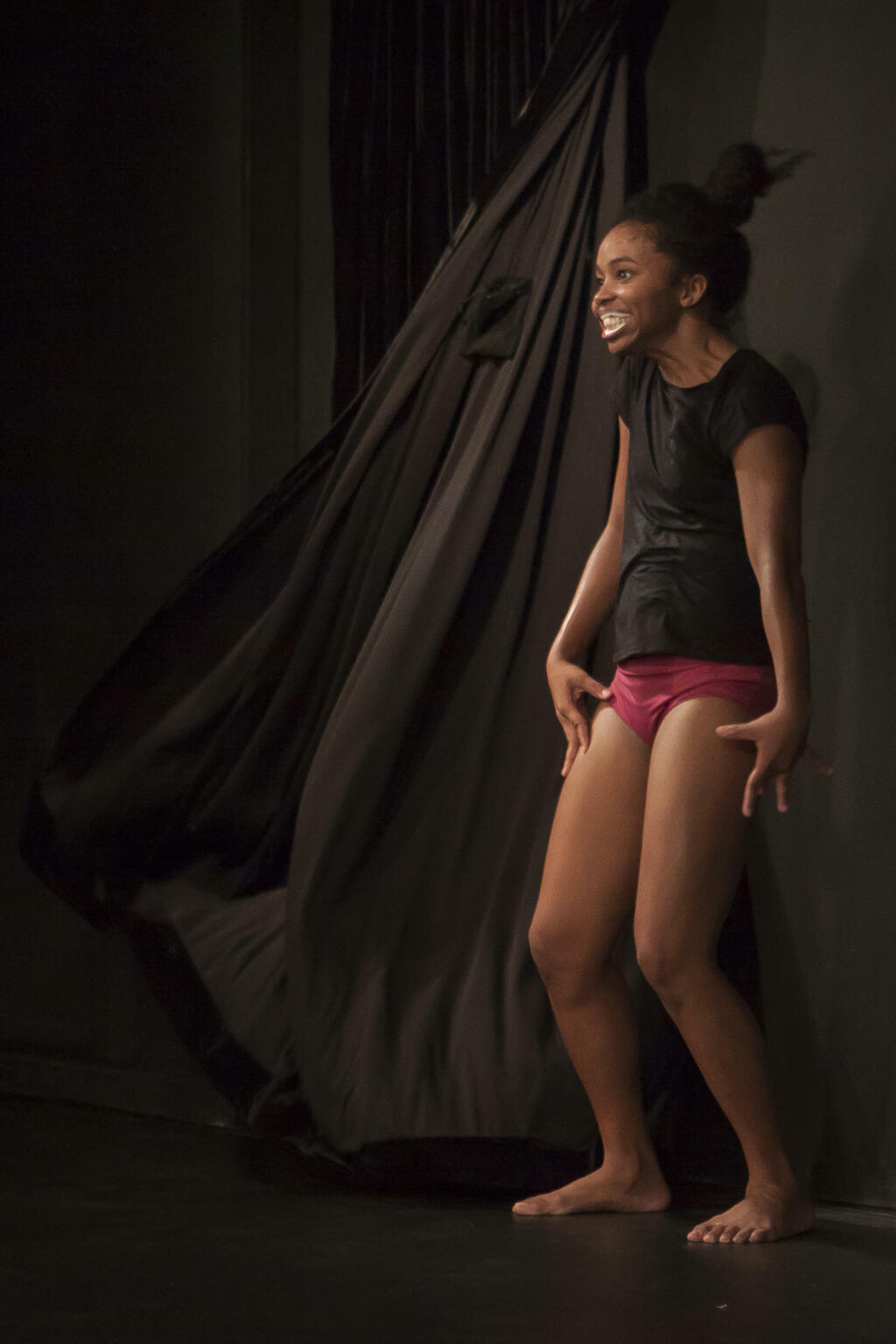 Tamires Costa em "Deixa Queimar', de Marcela Levi e Lucía Russo.
