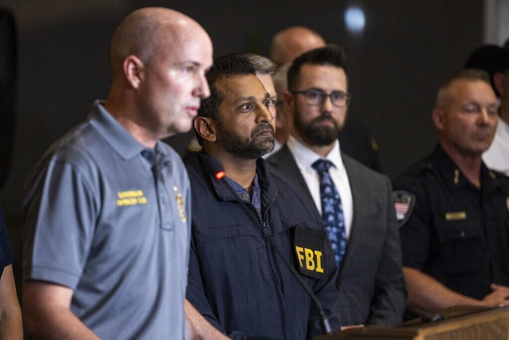 Aux côtés du gouverneur de l'Utah, Spencer Cox, le directeur du FBI Kash Patel n'a pas prononcé un seul mot lors d'un point presse à l'université Utah Valley, le 11 septembre 2025.