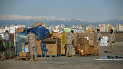 Des soldats turcs préparent des fournitures d'aide pour les survivants des tremblements de terre, sur la base aérienne militaire d'İncirlik, à Adana, le 14 février 2023.