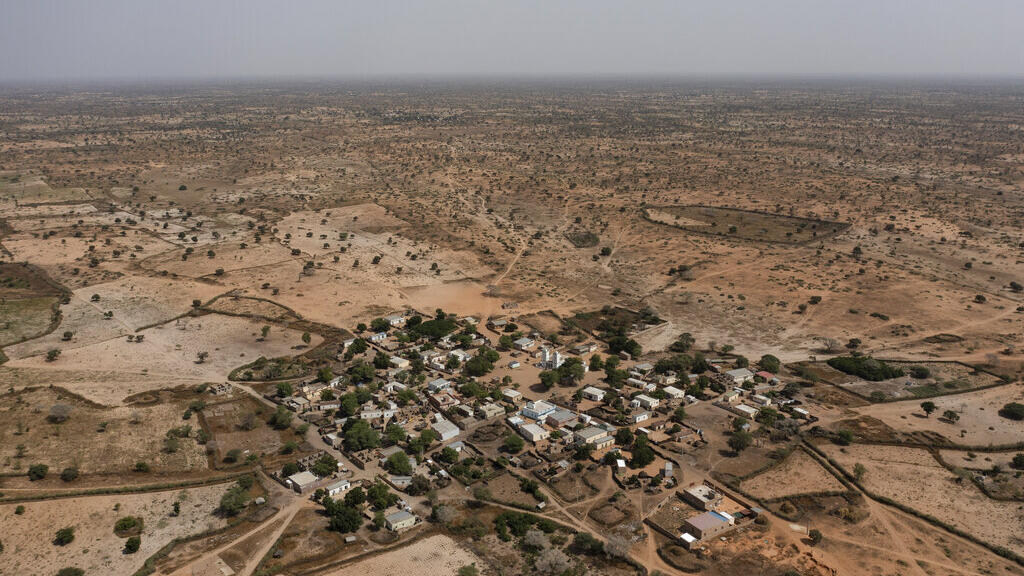 Uma paisagem desertificada e semi-árida rodeia a aldeia de Ndiawagne Fall, em Kebemer, Senegal. (05/11/2021)