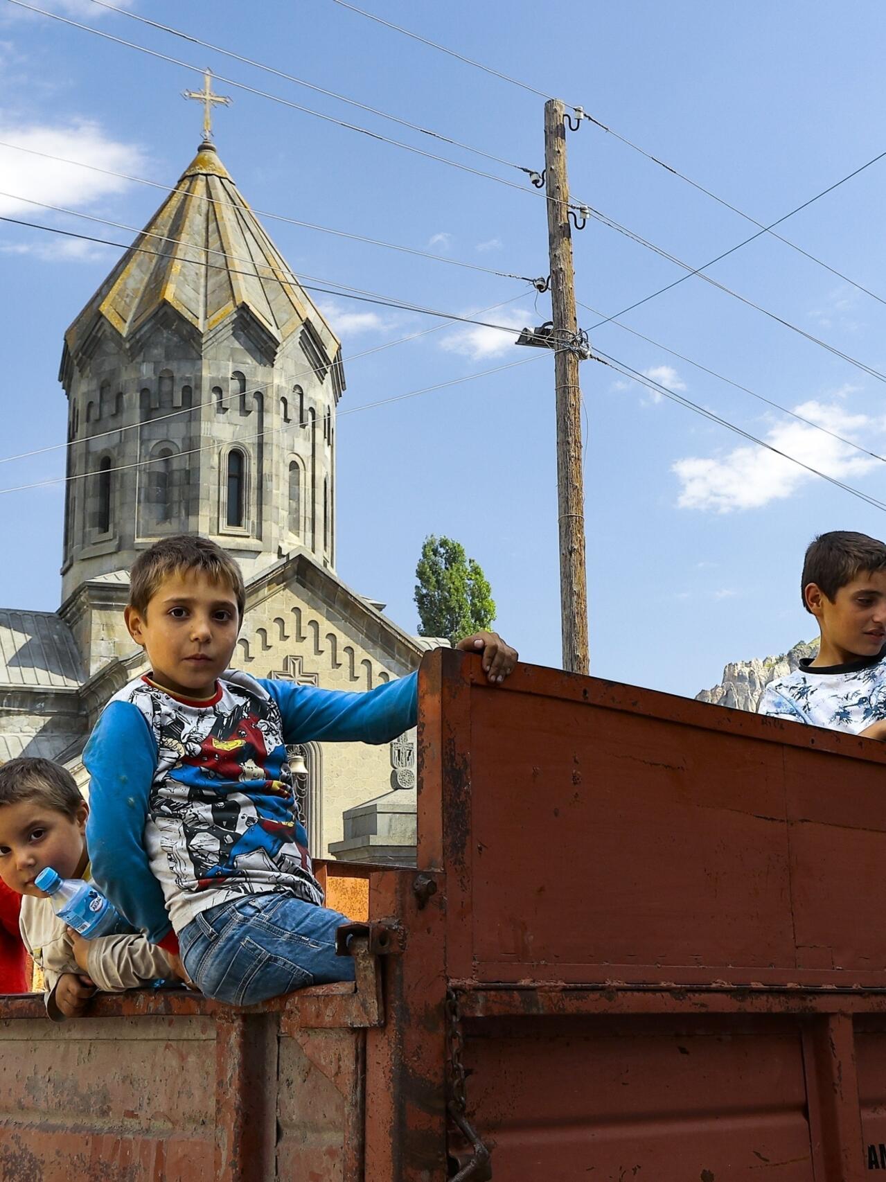Tishli tayoq ustida otirgan yigitning videosi