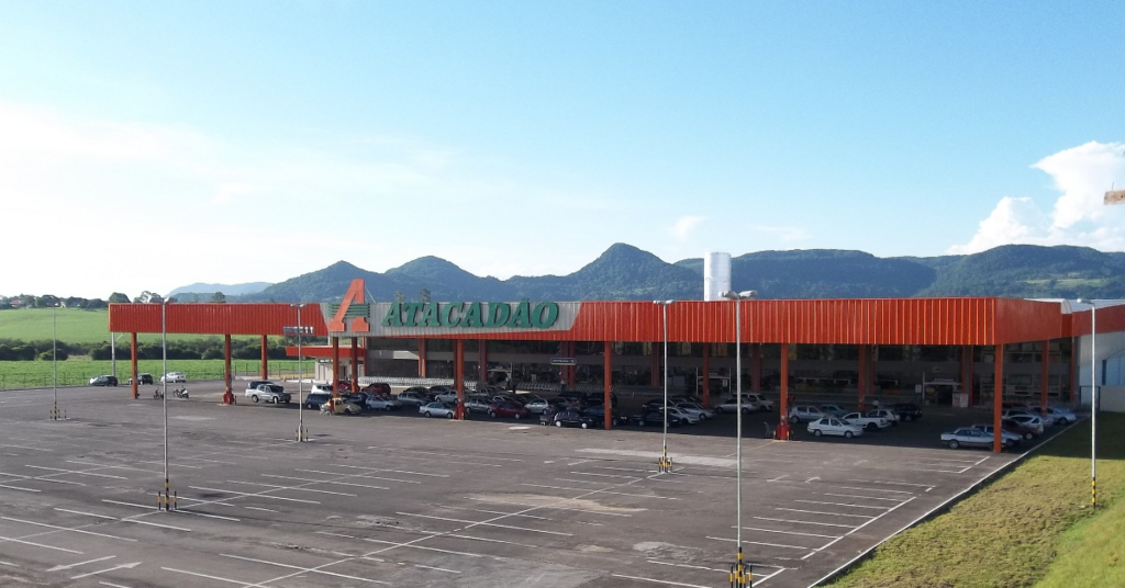 Atacadão de Santa Maria, no Rio Grande do Sul: modelo do atacarejo, que oferece preços de atacado para clientes particulares e profissionais, se popularizou no Brasil.