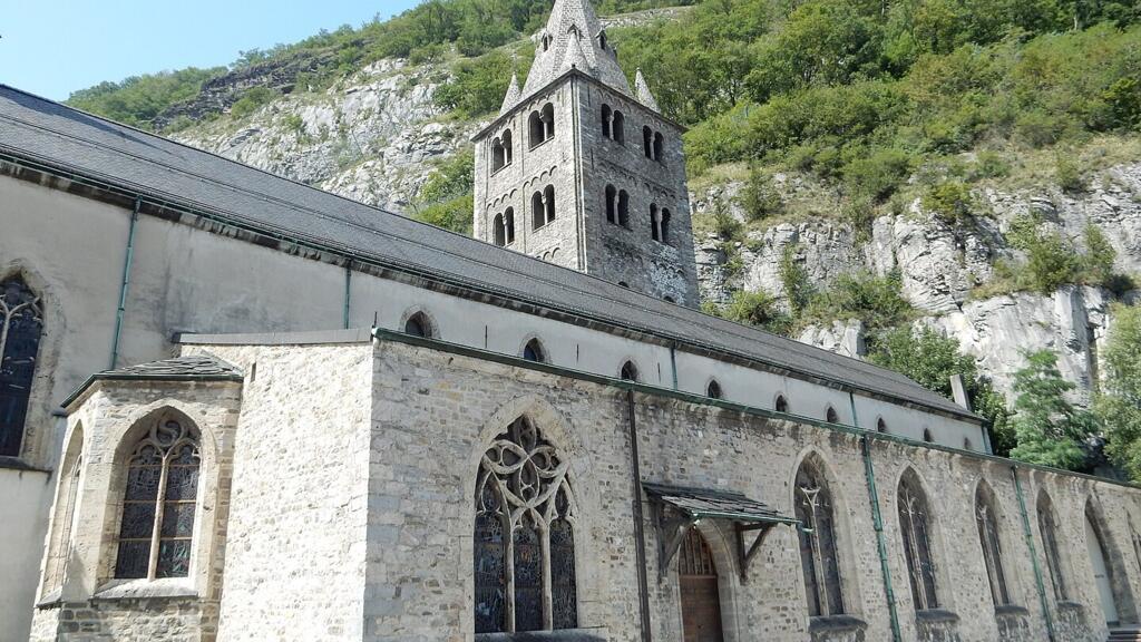 L’église abbatiale de Saint-Maurice ou basilique Saint-Maurice en Suisse.