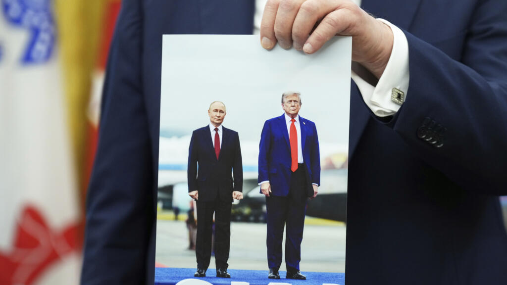 Președintele Trump arată o fotografie în care apare alături de Vladimir Putin, în timpul unei declarații de presă, Casa Albă, Washington D.C., SUA, 22 august 2025.