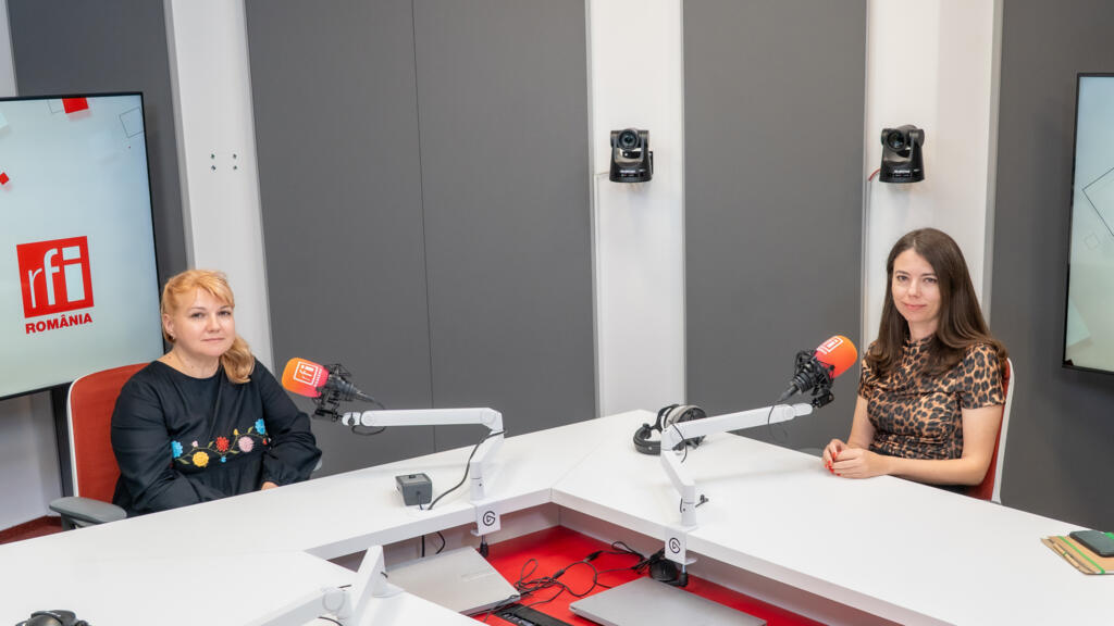 Sorana Stănescu (foto dreapta), realizatoare newsletter Foaia de Observație, în studioul RFI