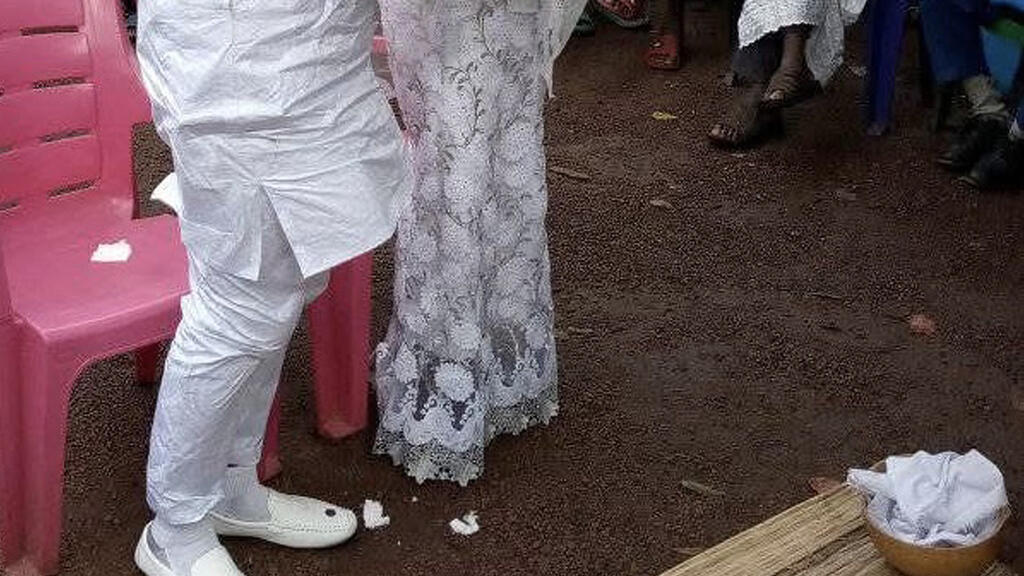 La cérémonie de mariage de Fatoumata Binta Diallo et Mohamed Lamine Bah à Dinguiraye. Les deux mariés avec une calebasse contenant des objets symboliques. 