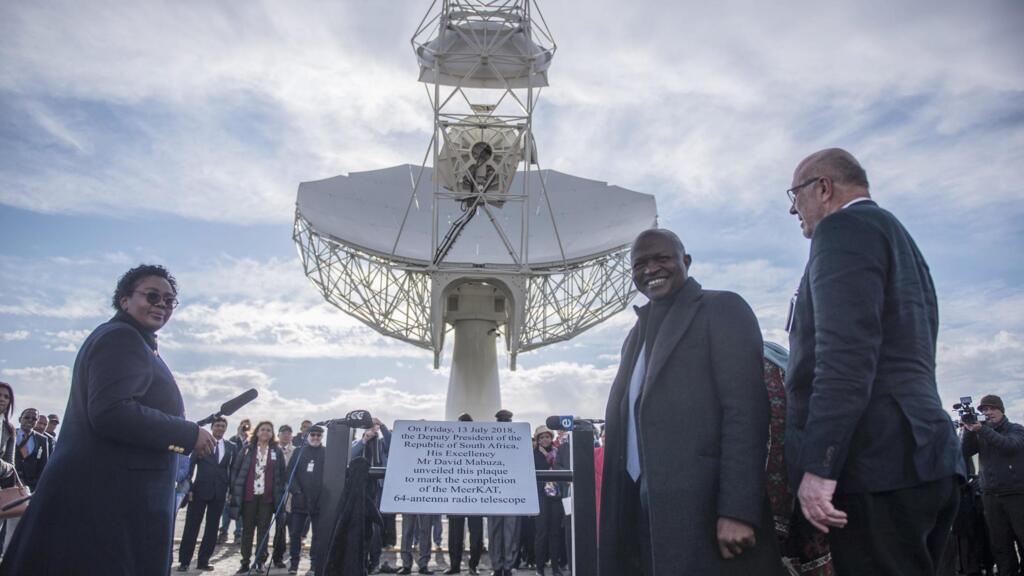 Le vice-président sud-africain David Mabuza (2e R) inaugure officiellement un système de radiotélescope à 64 antennes lors d'une cérémonie officielle de dévoilement le 13 juillet 2018 à Carnarvon (Afrique du Sud).