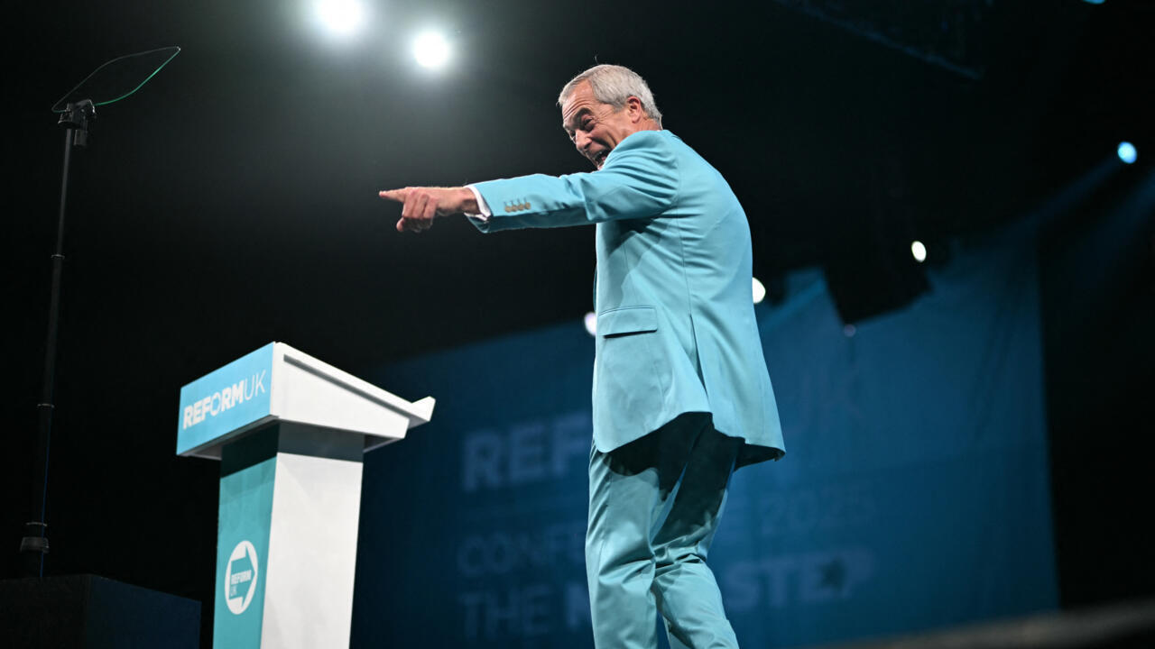 Royaume-Uni: en tête dans les sondages, le populiste Nigel Farage ouvre le congrès de son parti anti-immigration