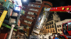 Esta foto tirada pela Agência Central de Notícias de Taiwan (CNA) em 3 de abril de 2024 mostra um prédio danificado em Hualien, depois que um grande terremoto atingiu o leste de Taiwan.