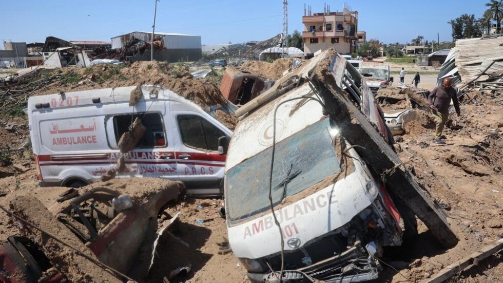 Des ambulances touchées par une frappe israélienne au camp de réfugié d'al-Maghazi à Gaza, le 24 mars 2025(image d'illustration).