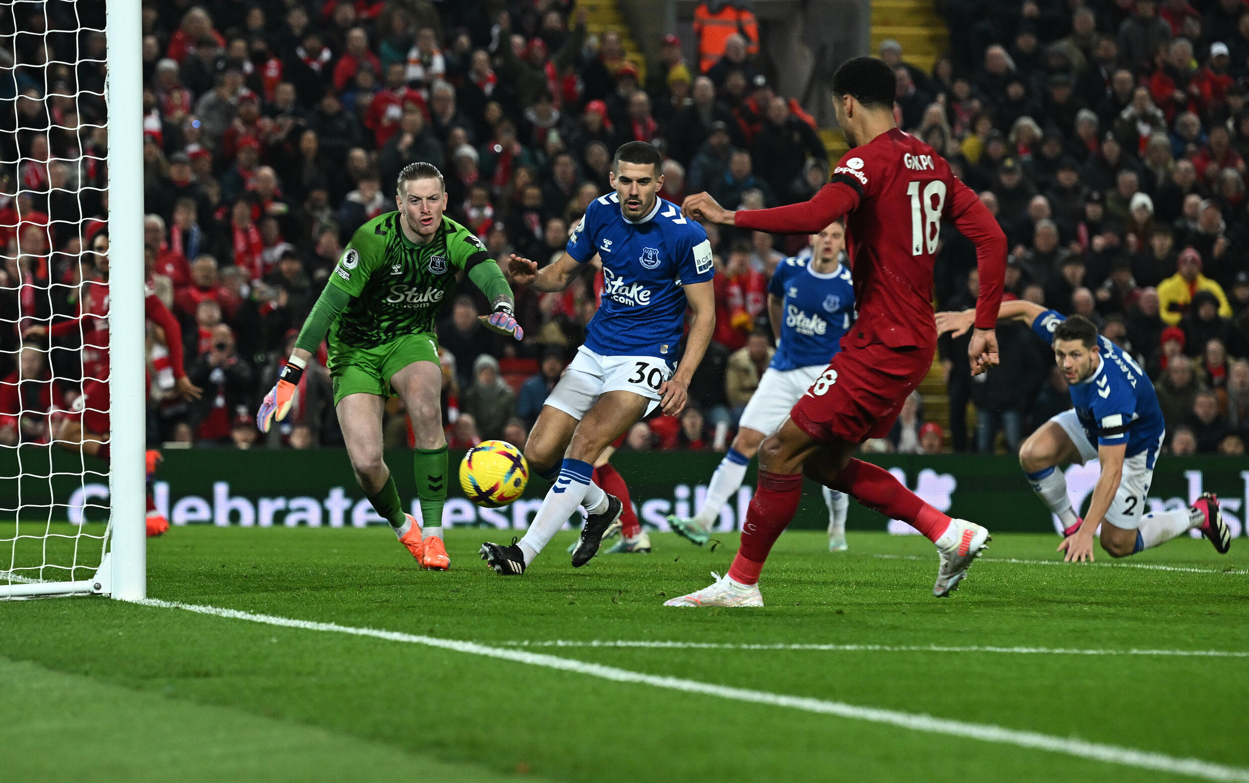 El delantero del Liverpool Cody Gakpo marca un gol durante un partido de la Premier League inglesacontra el Everton en Anfield, en Liverpool, el 13 de febrero de 2023