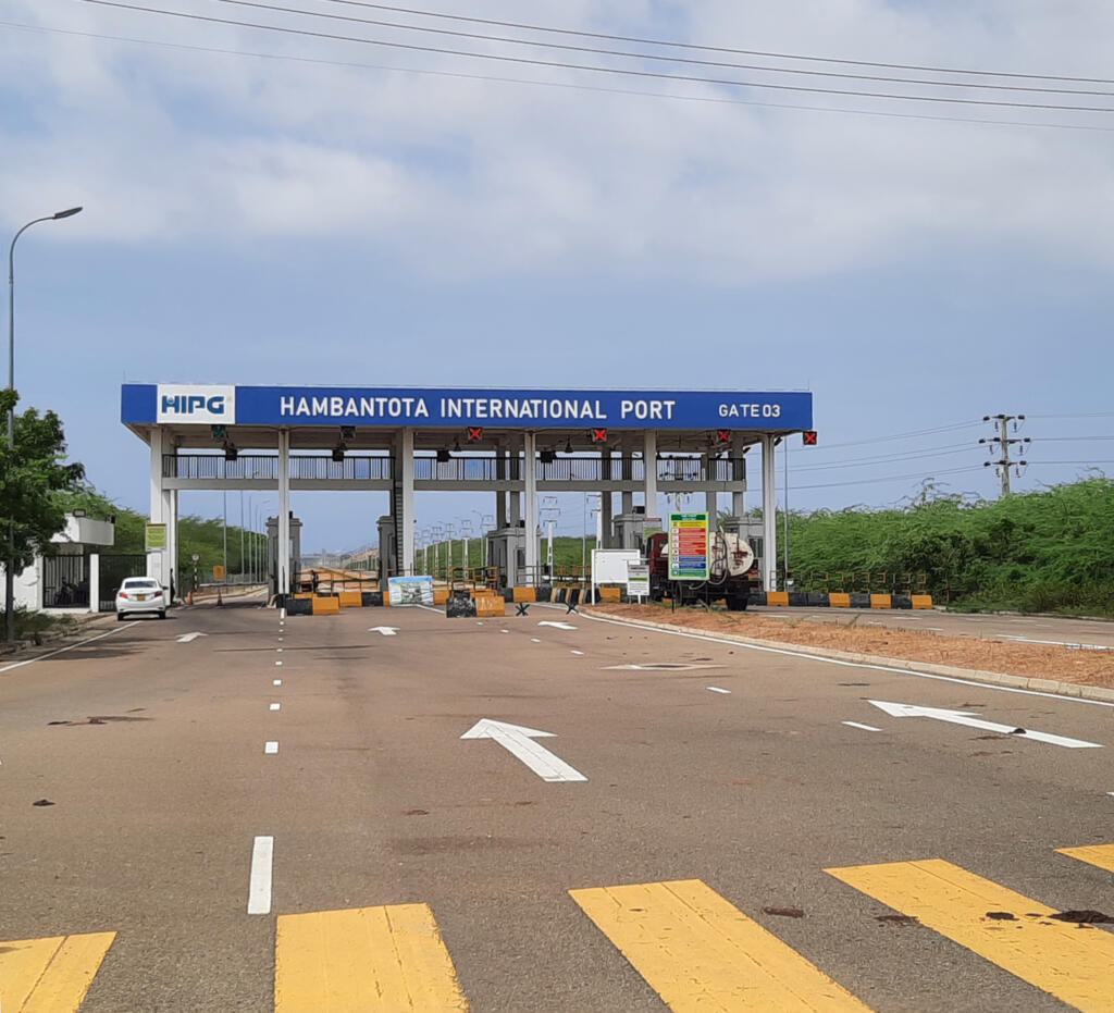 Route d’accès au terminal 3 du port international d’Hambantota. Les 4 routes existantes sont étroitement surveillées.