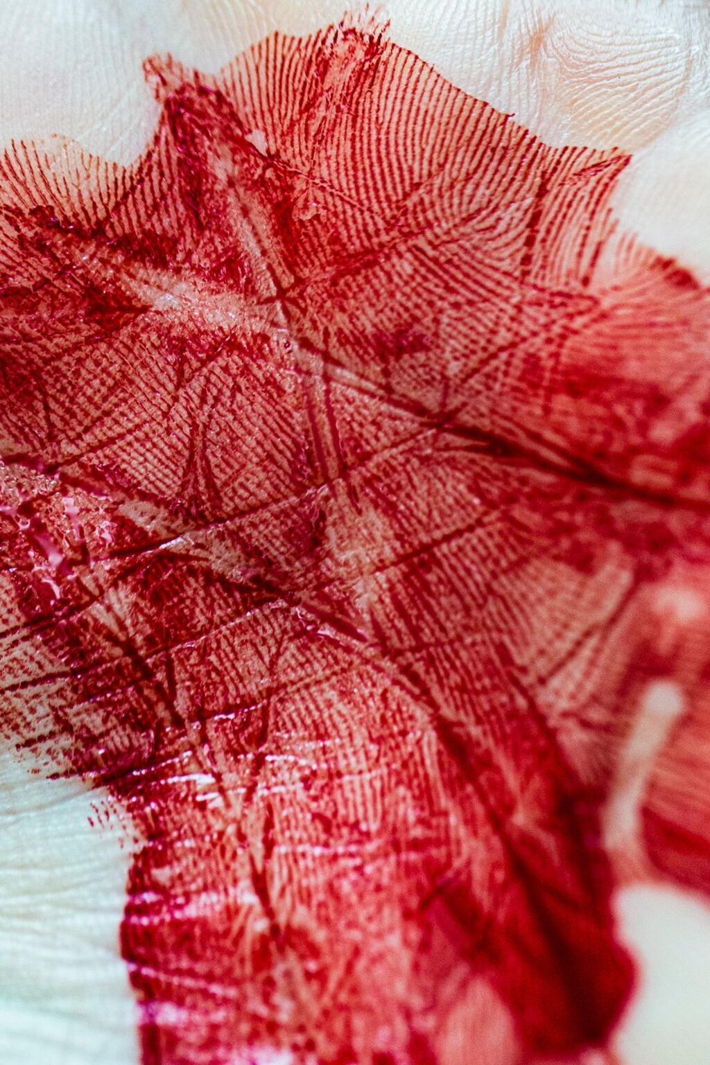 Fotografia de Simone Marinho, que trabalha sobre os ciclos da mulher, em exposição em Paris, de 6 a 10 de junho.
