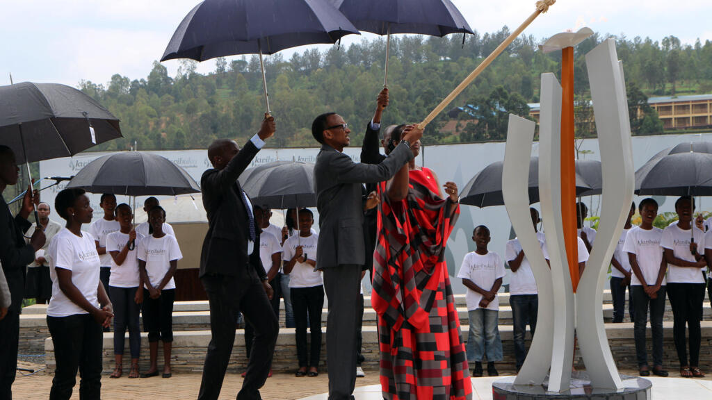 Le président rwandais Paul Kagame allume la flamme du souvenir au mémorial du Kigali, lors de la commémoration des 21 ans du génocide, le 7 avril 2015.
