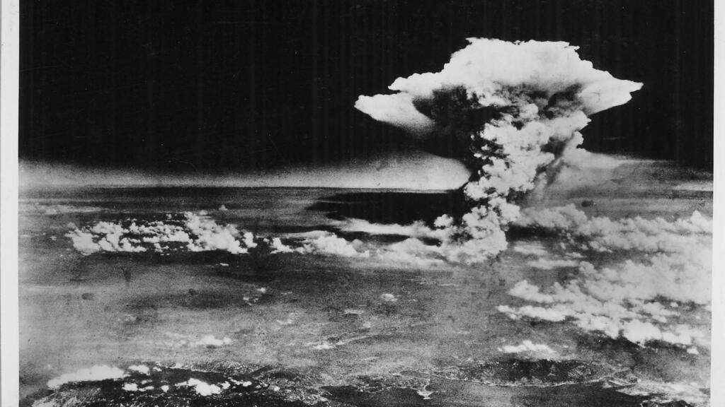 Le nuage atomique au-dessus de Hiroshima après l'explosion de la bombe nucléaire, le 6 août 1945.