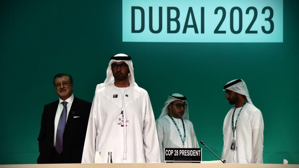 Le ministre des Énergies des Émirats arabes unies, Sultan Ahmed Al-Jaber, a ouvert vendredi 30 novembre le sommet des chefs d'États qui lance douze jours de négociations climatiques : la COP28 qu’il préside, une conférence climat jugée critique pour accélérer la transition vers un monde décarbonné. En réussissant à faire adopter un fonds d'aide aux pays les plus touchés par les phénomènes extrêmes et souvent les plus pauvres, il a remporté une victoire symbolique. Mais il sait que le répit sera de courte durée et que le plus dur l'attend : patron d'une grande compagnie pétrolière, il va devoir arbitrer contre les intérêts de son secteur s'il souhaite que « sa » COP s’achève sur ce que la science recommande : une fin programmée des énergies fossiles. Une position extrêmement controversée et a priori schizophrénique.