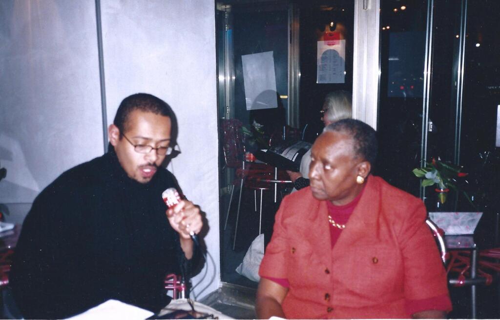 Franck Salin, interviewant Maryse Condé pour la rédaction créole de RFI (2002) lors de la sortie du Livre « La planète Orbis » - Édition Jasor 2002.