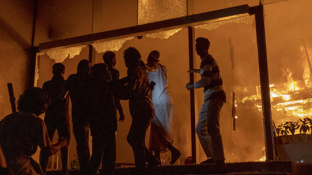 Des émeutes éclatent au Bangladesh après la mort d’un leader de la révolte étudiante